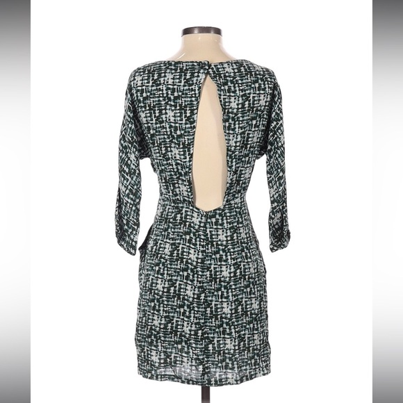 Large open back lightweight abstract geometric print 3/4 sleeves by Peppermint - Picture 2 of 3